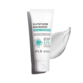 Hvid tube med tekst "Glutathione Niacinamide Facial Cleanser" ved siden af hvid cremesmear.