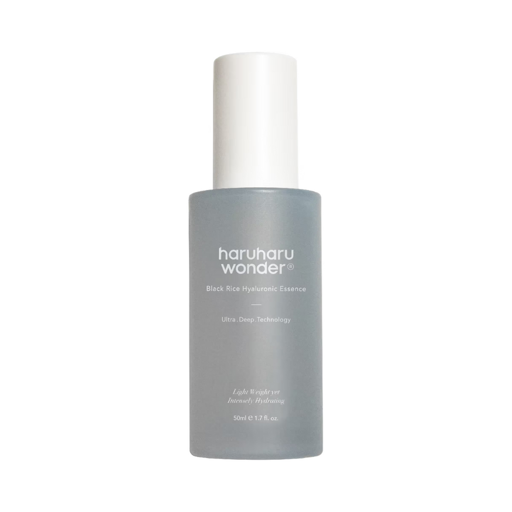 Flaske med hvidt låg, mærket "haruharu wonder Black Rice Hyaluronic Essence", 50 ml.