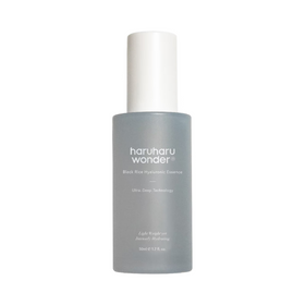 Flaske med hvidt låg, mærket "haruharu wonder Black Rice Hyaluronic Essence", 50 ml.