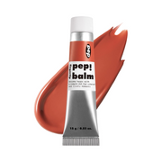 Sølvfarvet tube med rød-orange balsam, mærket "pep! balm". Baggrund har farveprøve i samme nuance.
