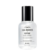 Flaske med sort låg, mærket "Jumiso Snail Mucin 95 + Peptide Facial Essence" 50 ml.