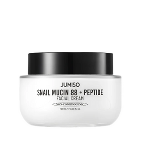 Hvid krukke med sort låg, tekst: "Jumiso Snail Mucin 88 + Peptide Facial Cream, 100 ml."