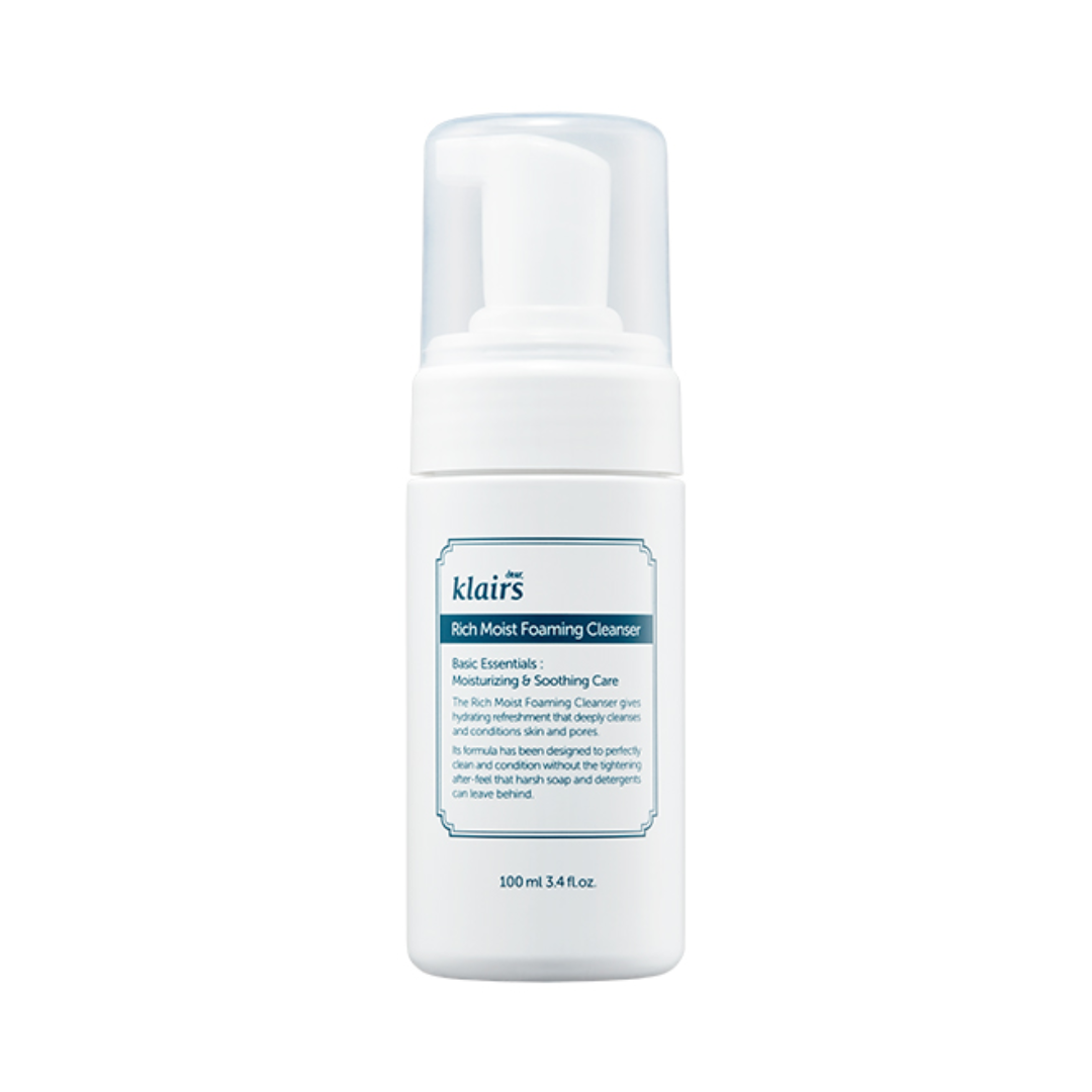 Hvid flaske med pumpe, mærket "Klairs Rich Moist Foaming Cleanser," 100 ml.