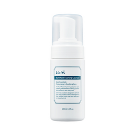 Hvid flaske med pumpe, mærket "Klairs Rich Moist Foaming Cleanser," 100 ml.