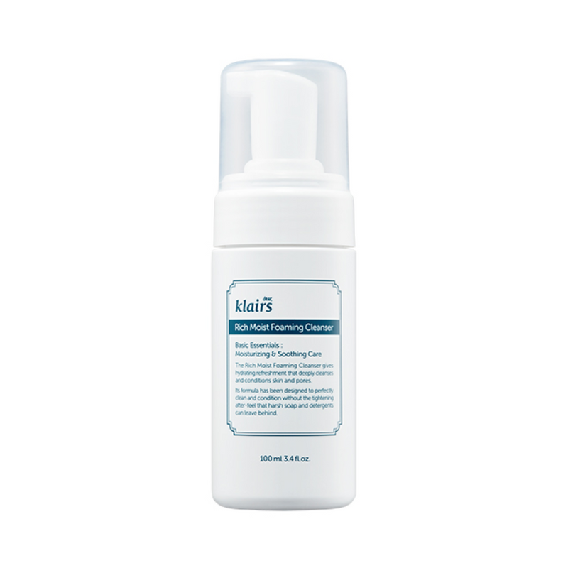 Hvid flaske med pumpe, mærket "Klairs Rich Moist Foaming Cleanser," 100 ml.