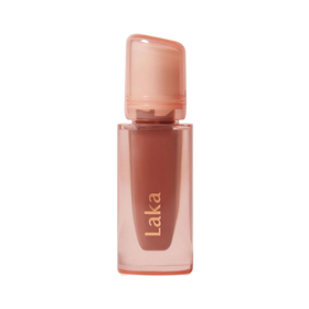 Laka lipgloss i nude nuance, i gennemsigtig flaske med matchende låg og teksten "Laka" på siden.