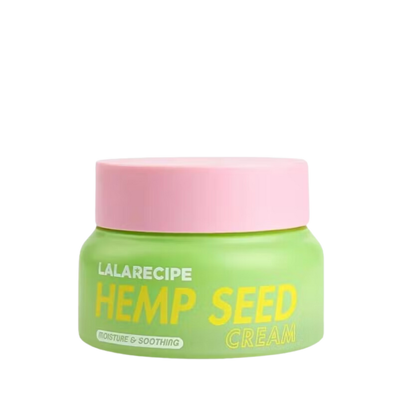 Grøn krukke med lyserød låg, tekst "Lala Recipe Hemp Seed Cream" i hvid og gul.