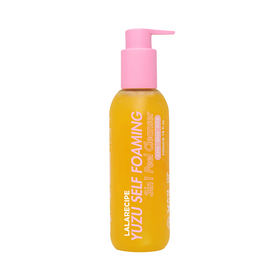 Gul flaske med pink pumpe, tekst: "Lala Recipe Yuzu Self Foaming 3in1 Cleanser."