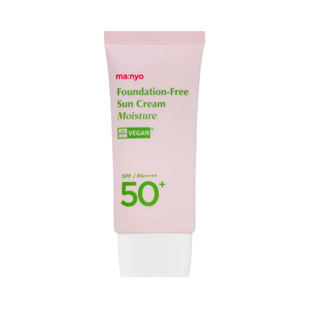 Lyserød tube med grøn tekst: "Manyo Foundation-Free Sun Cream Moisture SPF50+ PA++++". Vegan.