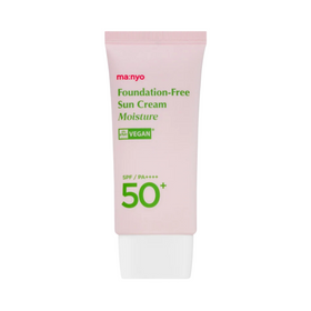 Lyserød tube med grøn tekst: "Manyo Foundation-Free Sun Cream Moisture SPF50+ PA++++". Vegan.