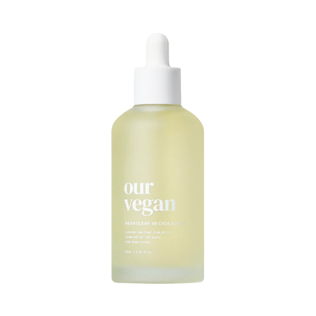 Klar flaske med hvid pipette, etikette med teksten "our vegan Heartleaf 98 Cica Serum".