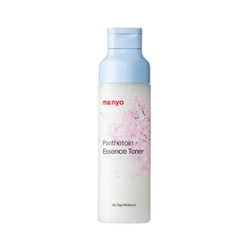 Hvid flaske med lyseblå låg, pink blomsterdesign og tekst: "Manyo Panthetoin Essence Toner".