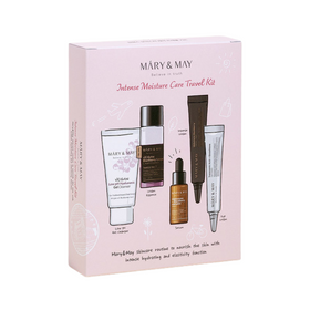 Pink æske med illustrationer af Mary&May hudplejeprodukter og teksten "Intense Moisture Care Travel Kit".