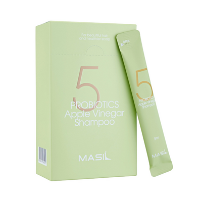 Lys grøn æske og pose med Masil 5 Probiotics Apple Vinegar Shampoo, 8 ml.