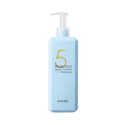 Lys blå flaske med pumpe. Guld "5" og sort tekst: "Probiotics Perfect Volume Shampoo" fra Masil.