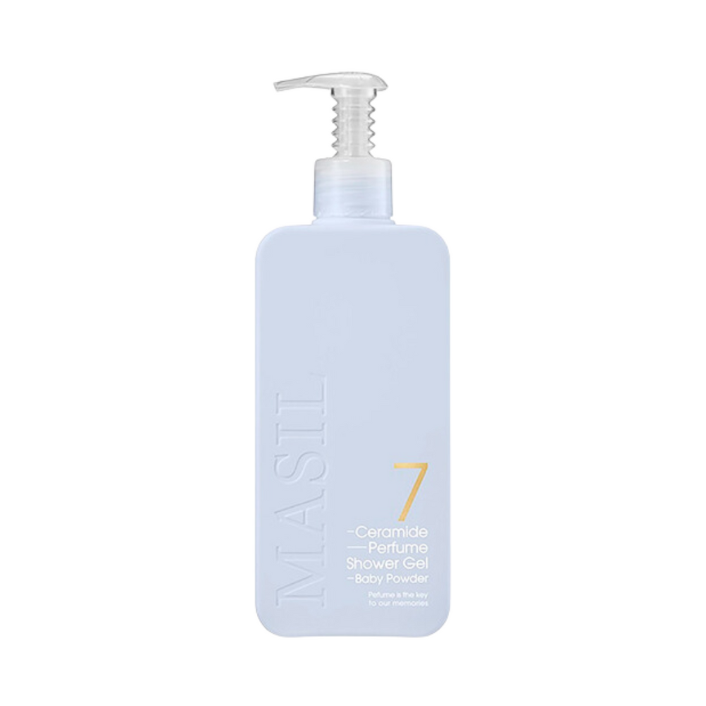 Lyseblå flaske med pumpe, tekst: "MASIL", "7 Ceramide Perfume Shower Gel", "Baby Powder".