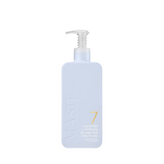 Lys blå flaske med pumpe, "MASIL" præget, tekst: "7 Ceramide Perfume Shower Gel - Baby Powder".