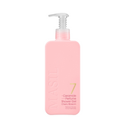 Lyserød flaske med pumpe, mærket "Masil 7 Ceramide Perfume Shower Gel Cherry Blossom".