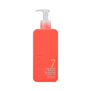 Rød flaske med pumpe, "Masil 7 Ceramide Perfume Shower Gel Sweet Love" står skrevet på flasken.