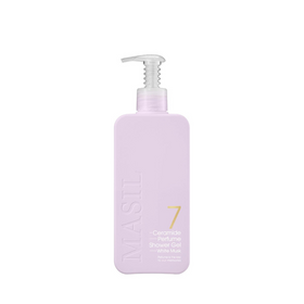 Lyslilla flaske med pumpe, "Masil 7 Ceramide Perfume Shower Gel" og "White Musk" i guldskrift.
