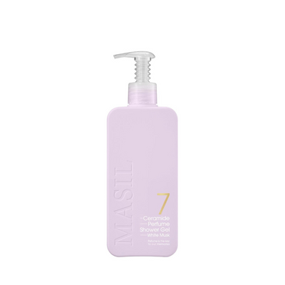 Lyslilla flaske med pumpe, "Masil 7 Ceramide Perfume Shower Gel" og "White Musk" i guldskrift.
