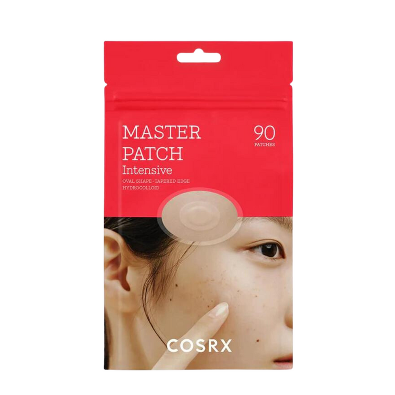 Rød pakke med "Master Patch Intensive", 90 plastre. Nærbillede af kind med plaster. Cosrx logo.