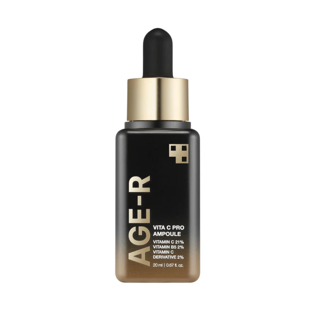 Sort flaske med guldhætte, teksten "AGE-R Vita C Pro Ampoule", 20 ml, vitaminer angivet.
