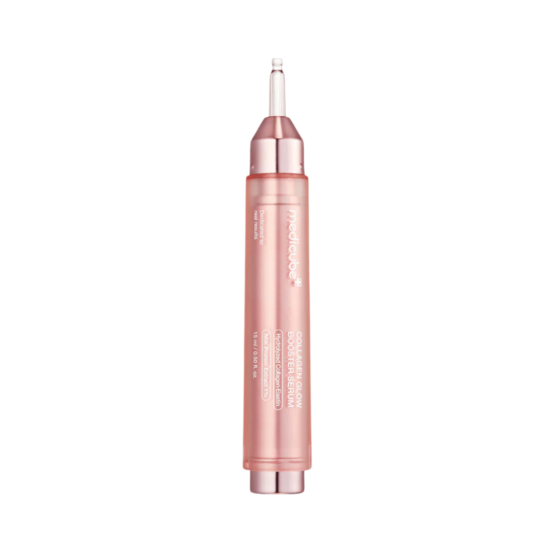 Lyserød penformet flaske med sølvhætte og tekst: "Medicube Collagen Glow Booster Serum".