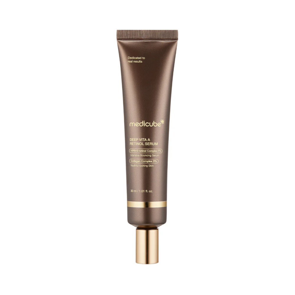 Brun tube med guldfarvet tekst, "Medicube Deep Vita A Retinol Serum," og guldfarvet hætte.
