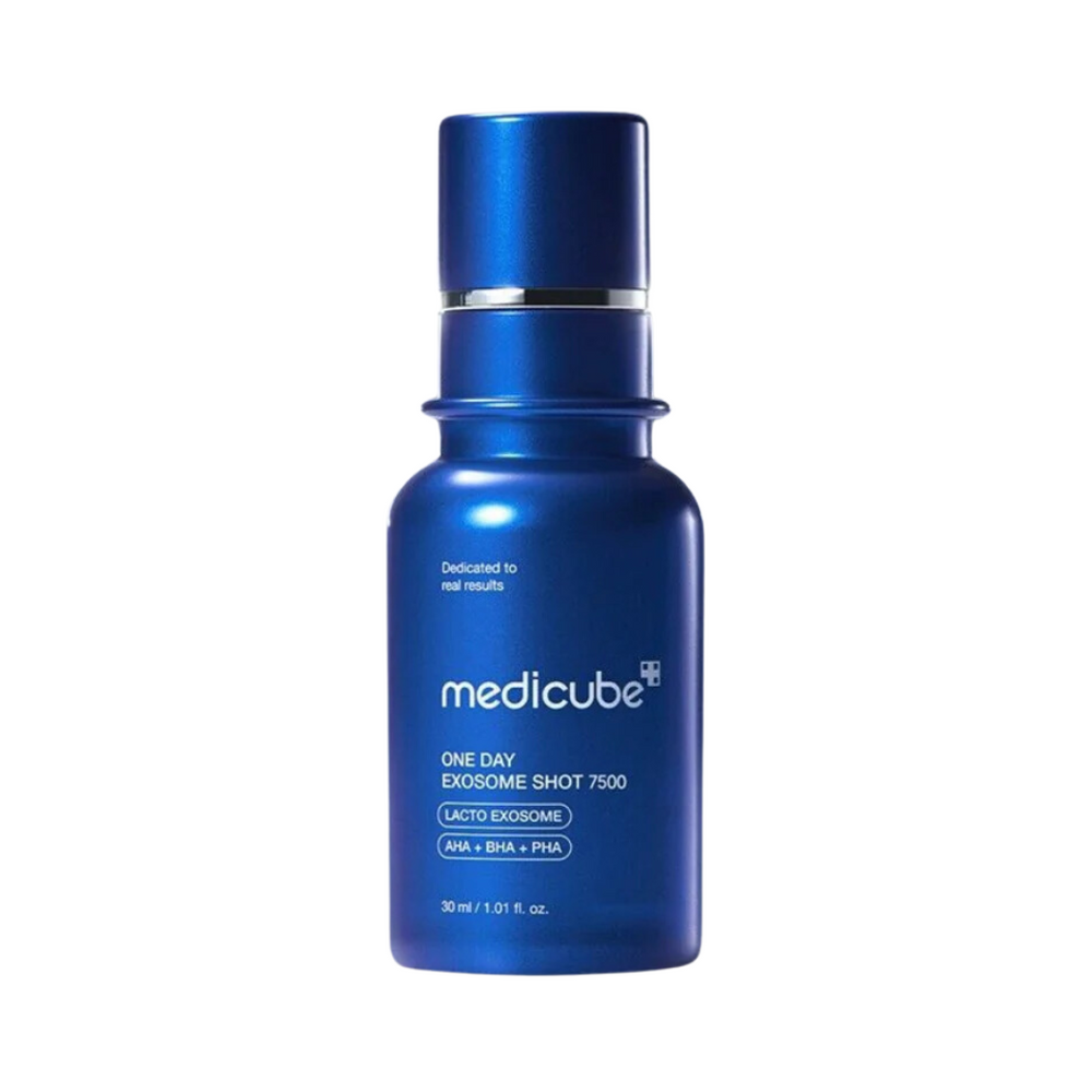 Blå flaske med tekst: "medicube One Day Exosome Shot 7500". Indhold: 30 ml.