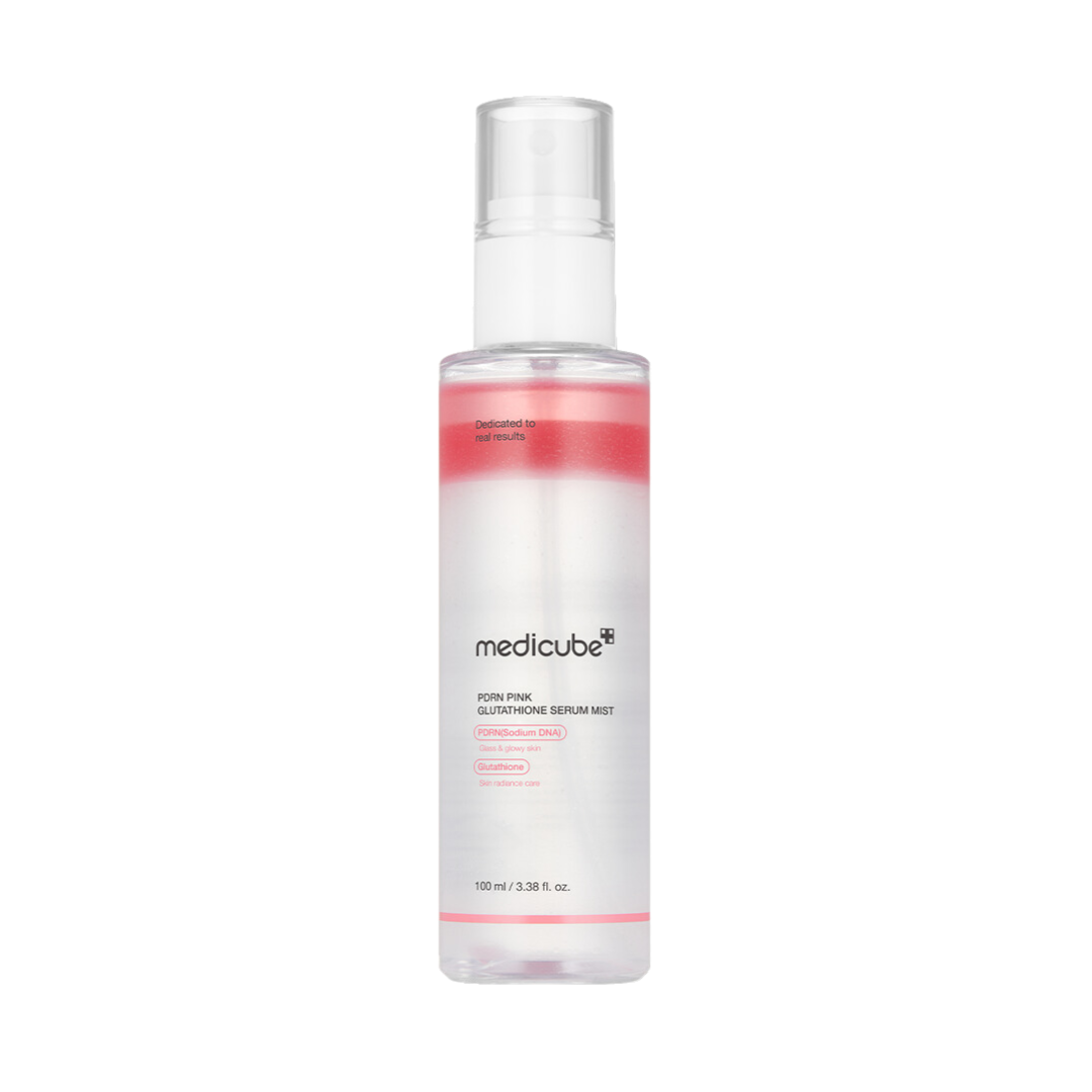 Klar flaske med lyserød væske, mærket "Medicube PDRN Pink Glutathione Serum Mist," 100 ml.