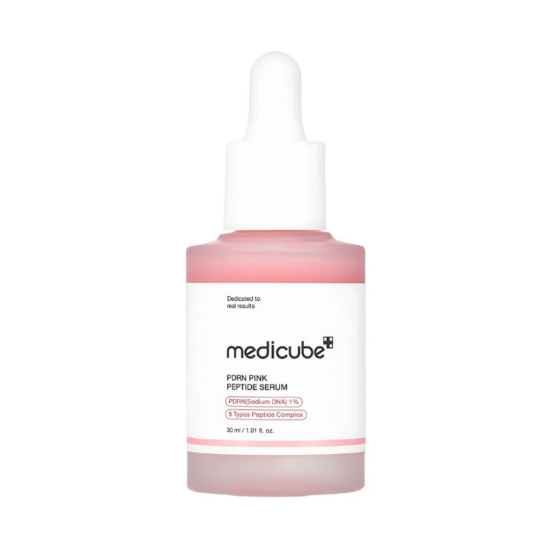 Pink serumflaske med hvid etiket, mærket "medicube" og teksten "PDRN Pink Peptide Serum".