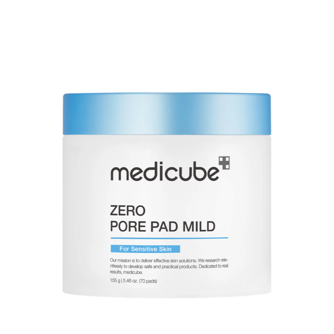 Hvid krukke med blå låg, mærket "Medicube Zero Pore Pad Mild" til sensitiv hud.