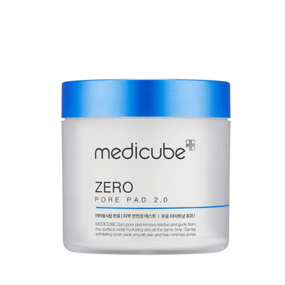 Krukke med blå låg og tekst "Medicube Zero Pore Pad 2.0" på etiketten.