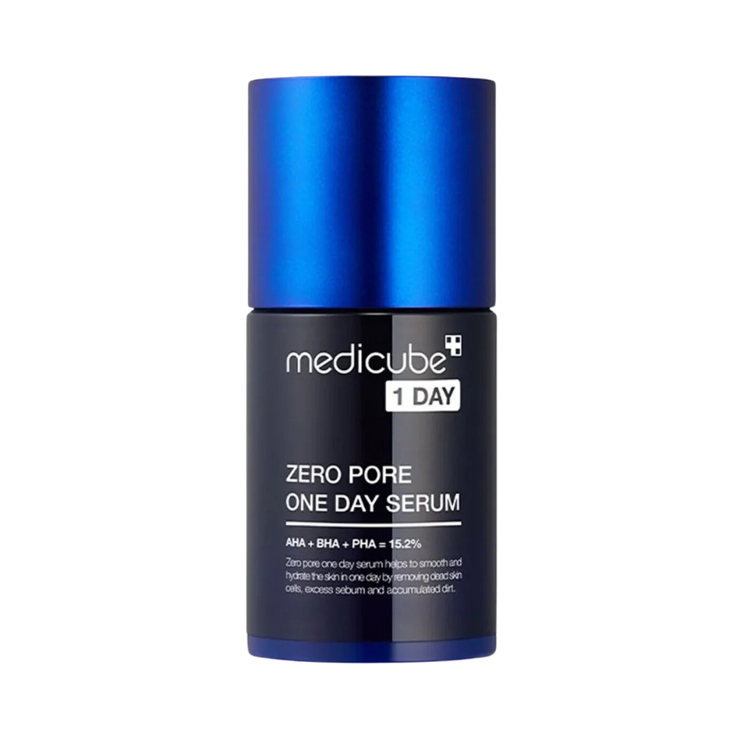 Serumflaske med blå hætte, sort etiket, teksten "Medicube Zero Pore One Day Serum".