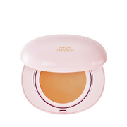 Pink kompakt med guldtekst "Milk Touch" og beige pude indeni.