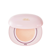 Lys pink kompakt med åben låg, viser en rosafarvet pudder; "Milk Touch" i guld på låget.