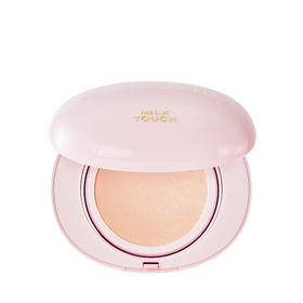 Lys pink kompakt med åben låg, viser en rosafarvet pudder; "Milk Touch" i guld på låget.