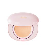 Lys rosa kompakt med "Milk Touch" tekst; indeholder beige makeup cushion.