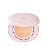 Rundt lyserødt etui med "Milk Touch" i guld, indeholder beige foundationpude.