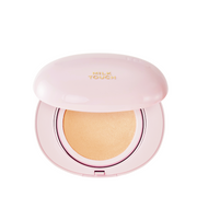 Lys rosa kompakt med gylden tekst "Milk Touch" og beige pudder indeni.