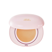 Pastelrosa kompakt med teksten "Milk Touch" og beige makeup-pude, nuance #25C Ginger.
