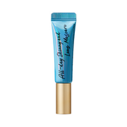 Blå tube med sort tekst "All-Day Skinny and Long Mascara" og gyldent låg.