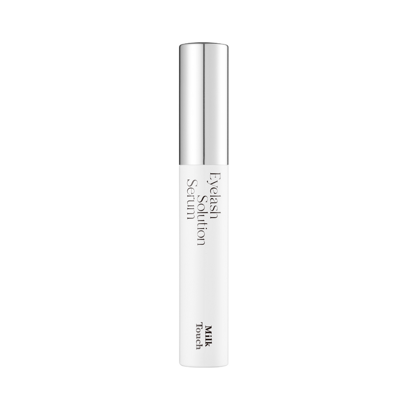 Hvid tube med metalhætte, tekst "Eyelash Solution Serum" og "Milk Touch" på siden.
