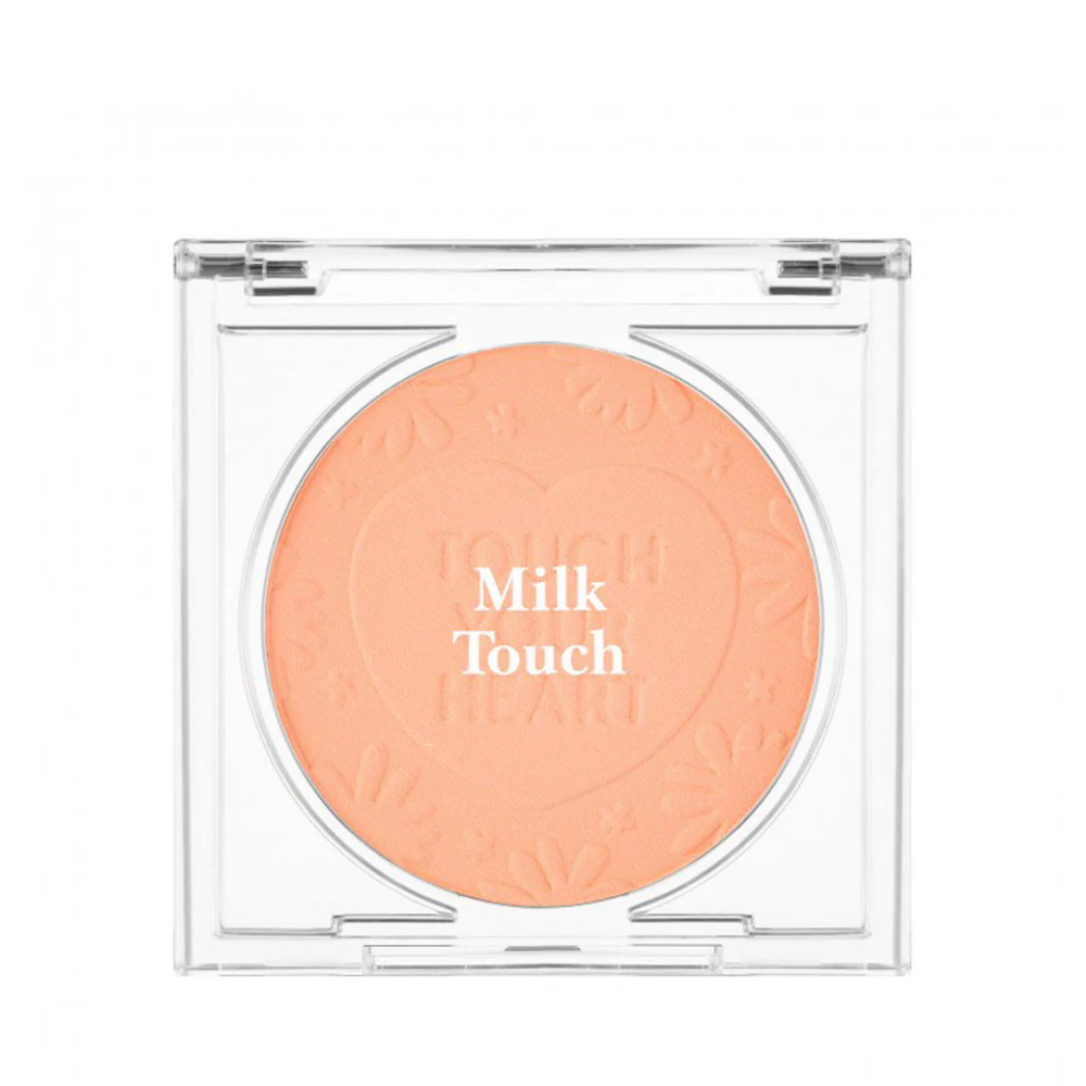 Aprikosfarvet blush i gennemsigtig æske med "Milk Touch" præget på overfladen.