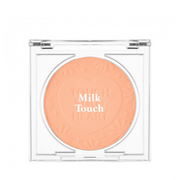 Aprikosfarvet blush i gennemsigtig æske med "Milk Touch" præget på overfladen.