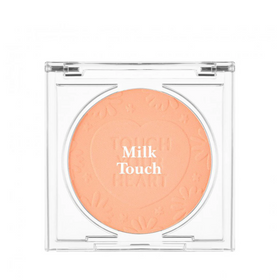 Aprikosfarvet blush i gennemsigtig æske med "Milk Touch" præget på overfladen.