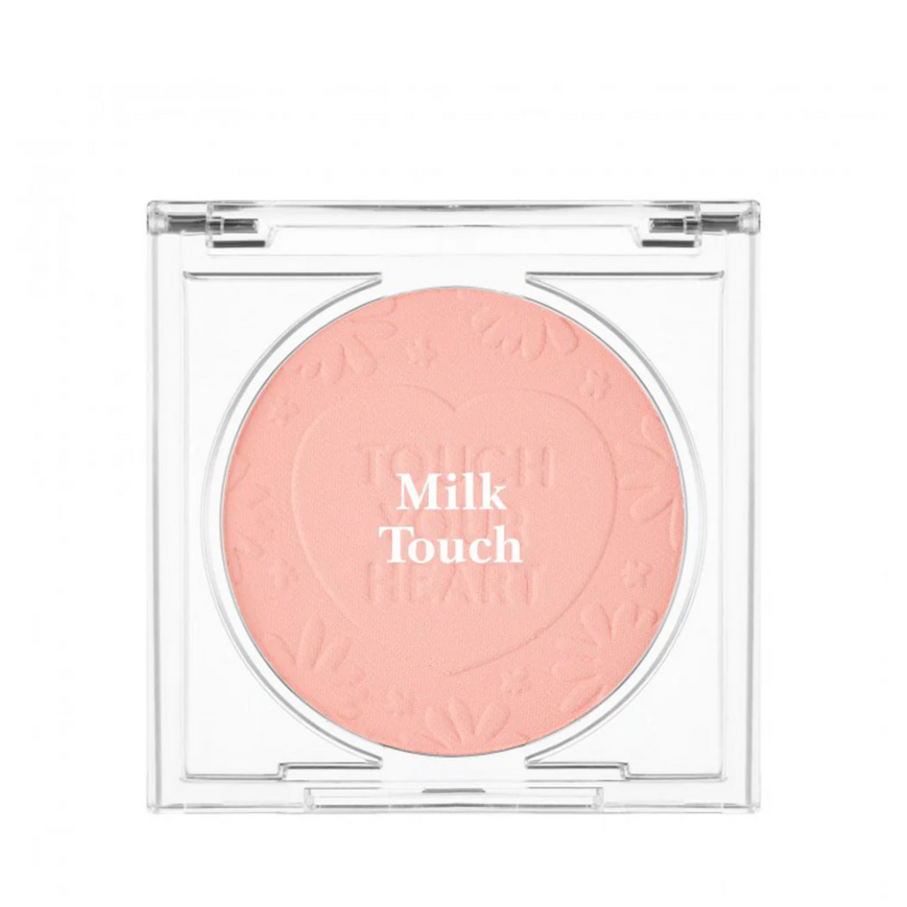 Blush i ferskenfarve med teksten "Milk Touch" præget på overfladen i et gennemsigtigt etui.
