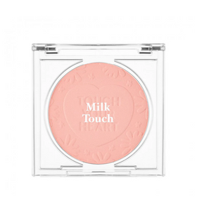 Blush i ferskenfarve med teksten "Milk Touch" præget på overfladen i et gennemsigtigt etui.