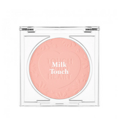 Blush i ferskenfarve med teksten "Milk Touch" præget på overfladen i et gennemsigtigt etui.